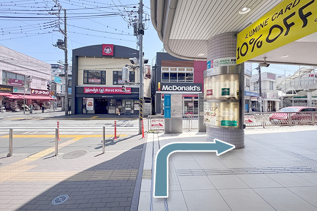 1.南改札を出て左手にあるエスカレーターを降りたら、横断歩道を渡らずに建物沿いに右に曲がります。