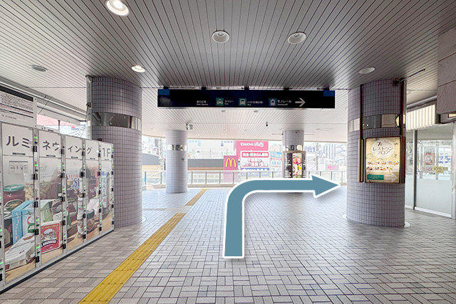 1.南改札を出ましたら、左手にある2階デッキへの階段を降ります。道なりに右に曲がります。