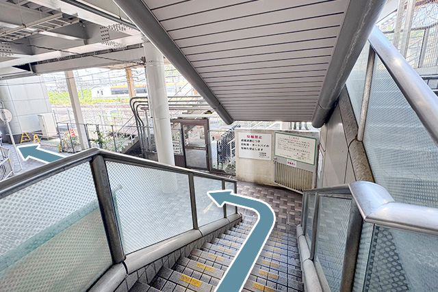 4.階段を下り終わりましたら、左手にまっすぐ進みます。エレベーターの場合は降りて右手に進みます。
