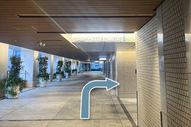 4.HOTEL METSのロゴが目印の入口を入り、右側にフロントがあります。
