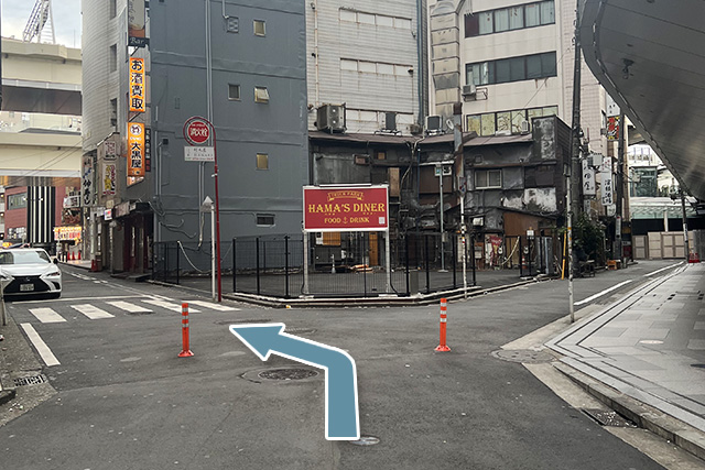 Y字路を左方向へ進みます。