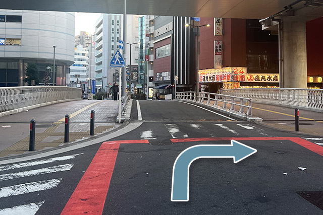 鶴屋橋が見えたら橋の手前を右折します。
