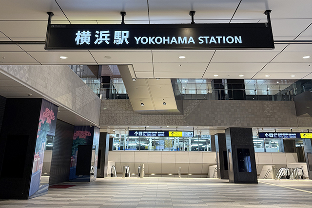 横浜駅西口に到着します。