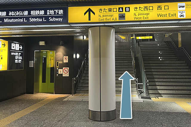 階段を上がります(エレベーターは左側にあります)。