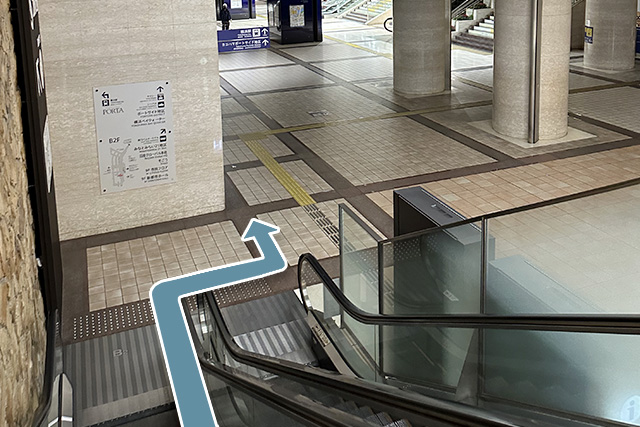 エスカレーターを降りて矢印の通りに進みます。