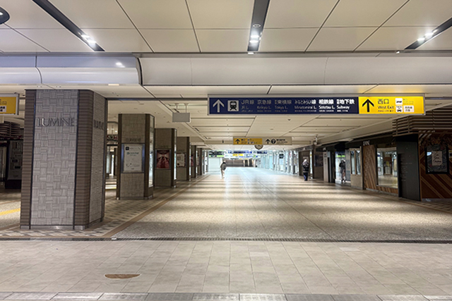 奥まで進むと西口に到着します。