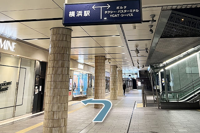 少し進んで左に曲がると中央通路へ繋がっています。
