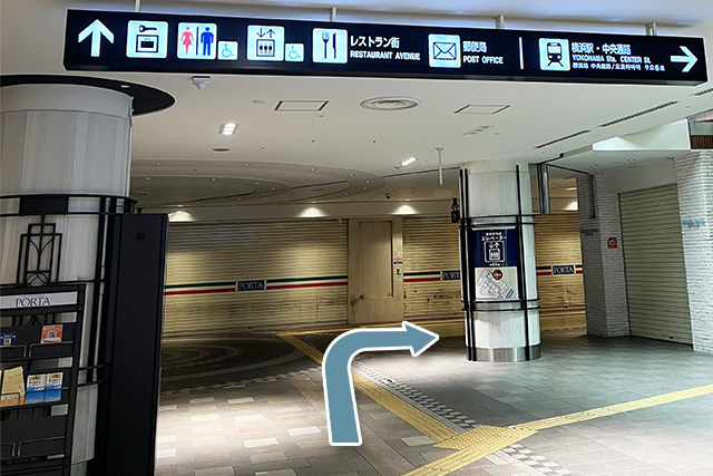 上の案内板を目印に右側の通路に入ります。